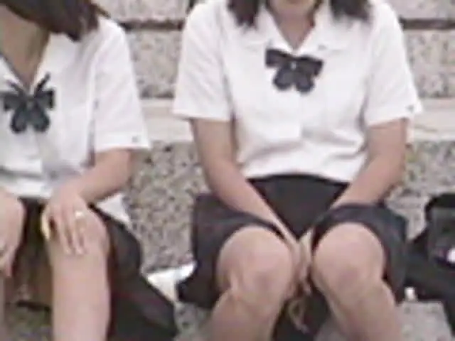 地べたに座り込む女子校生… モロ見えパンツ盗撮 4時間 Part1