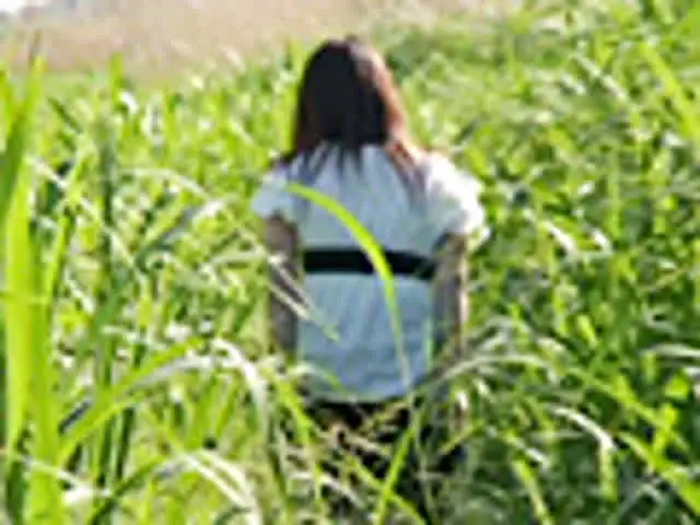 ここは、シーズン中のバー… 盗撮！野ションの瞬間！！1 ～行列トイレの裏ドラマ～