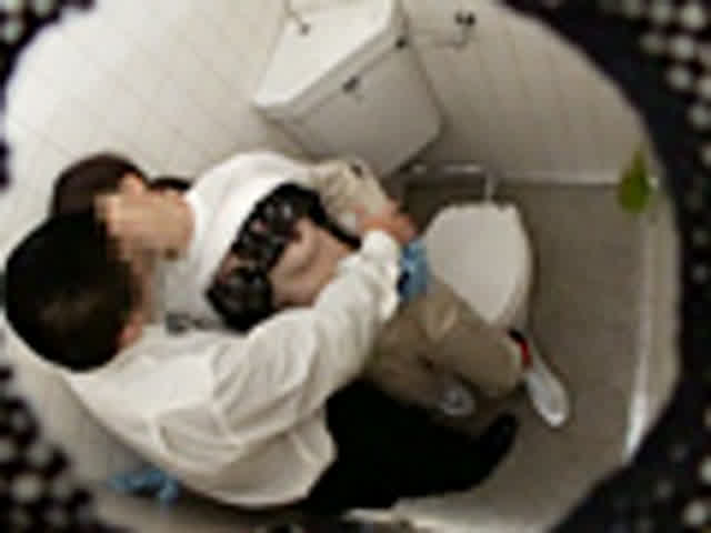 会社のトイレで自分が小便… 意外とヤレる！！掃除婦のオバサン8