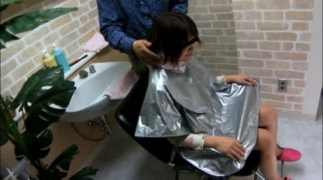今日はどんな髪型にしよう… 美容院でシャンプー待ちをしている女性客のパンチラ盗撮2