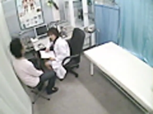 目の前で足を組み替えなが… 女医のおばちゃんがフェラしてくれた衝撃映像