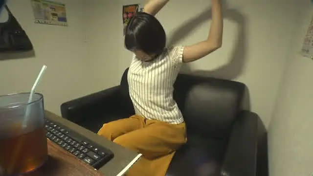 ネットカフェは女性専用の… ネットカフェでバレないように没頭する素人オナニー動画