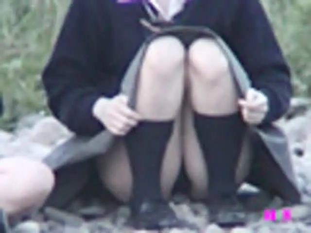 河原で友達とガールズトー… 土手！土手！一級河川パンチラ Vol.5