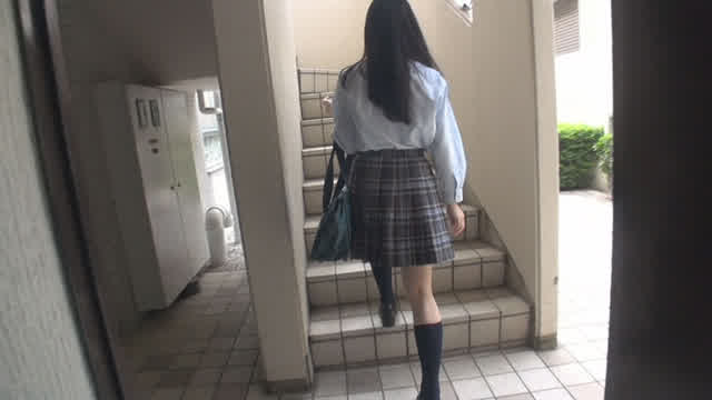 階段をのぼっていく女子校… 階段女子校生 エロさ漂う制服のスカートパンチラ編