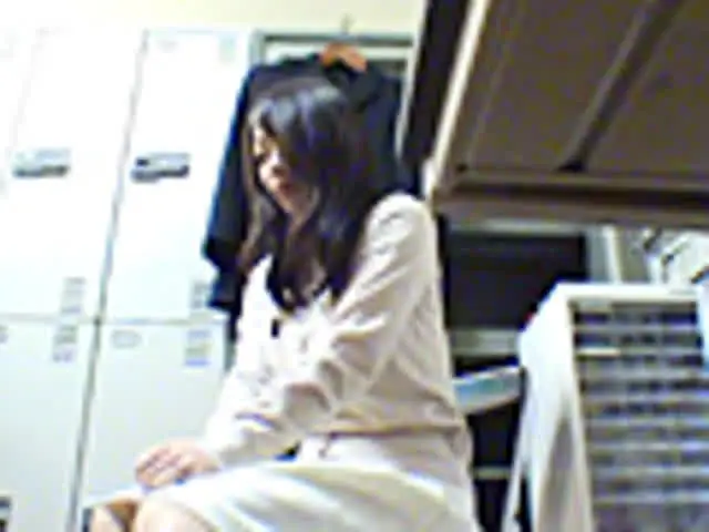 都内某スーパーに勤務する… 悪徳店員と万引きを犯した人妻たちの猥褻肉欲取引2