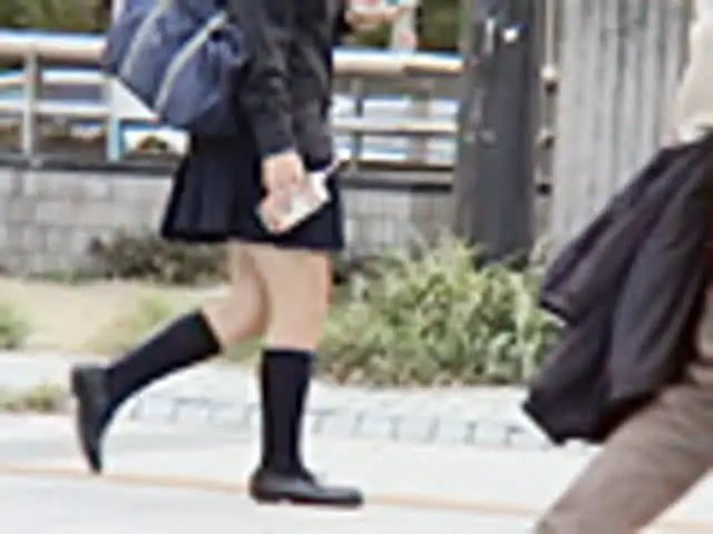 膝上の短いスカートを翻し… 隠撮！女子校生たちの「太もも」 1