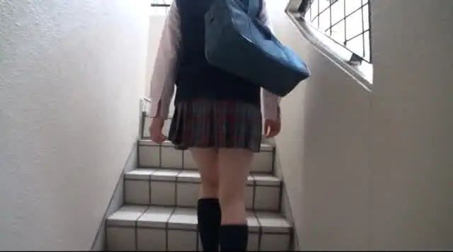 可愛くてエロい制服を着た… パンモロパンチラ こんな女子校生ならむらむらする
