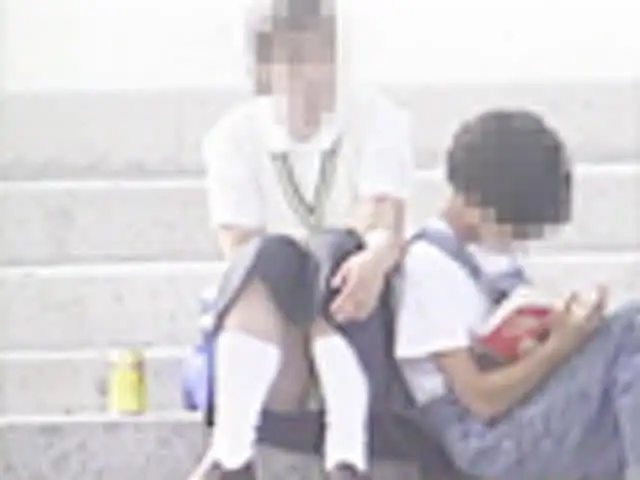 地べたに座り込む女子校生… モロ見えパンツ盗撮 4時間 Part2