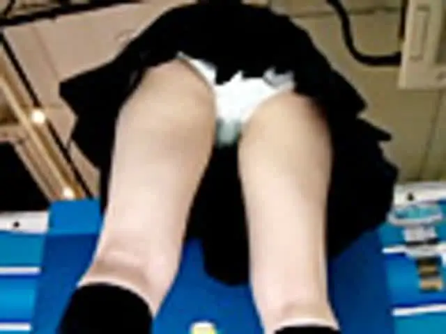 何故、今まで気付かなかっ… エアホッケーに夢中になっている女子校生のパンチラ