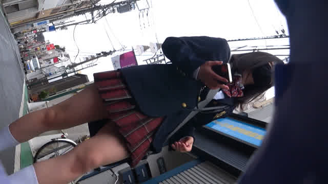 駅方面へと向かう制服JK… （撮影バレ）電車内でエロいパンティ見せつけるJK