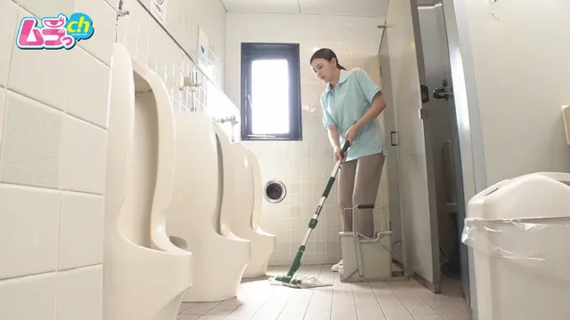 便器にこびりつくオスのシ… ニンゲン観察 トイレ清掃バイトのド変態お姉さん