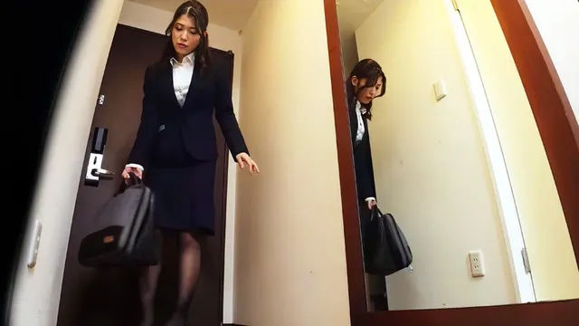 出張先のビジネスホテル。… ビジネスホテル潜入 出張女子社員オナニー 巨尻女子