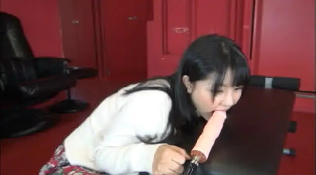 Hな事なら何でも試してみ… ファックマシンでイキまくり! 排泄器官は制御不能!?