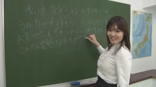 スカートをたくしあげると… スカトロマニア女教師のうんこオナニー