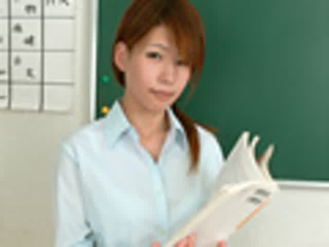 無知な生徒を教育する立場… 教壇で漏らした女教師