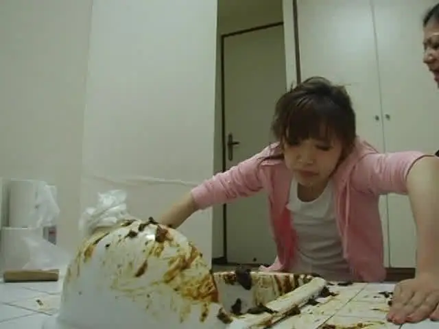 母に…クソまみれの和式便… 母が娘に強制トイレ掃除