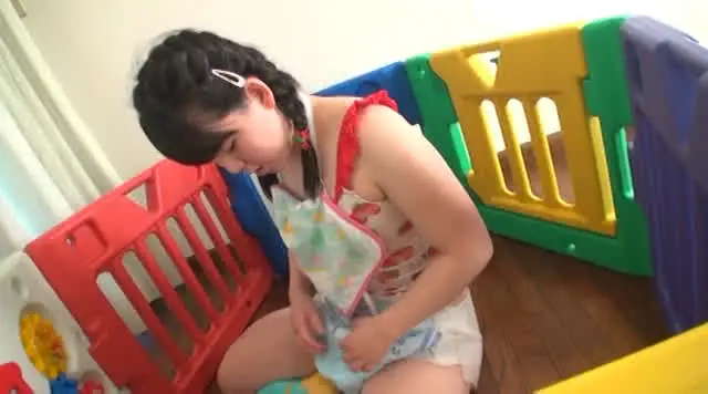 オムツをしている子供の“… ベイビーうんち