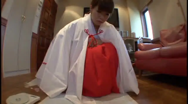 巫女さん達が無人カメラの… 巫女さん達の自画撮りウンコ全力脱糞！