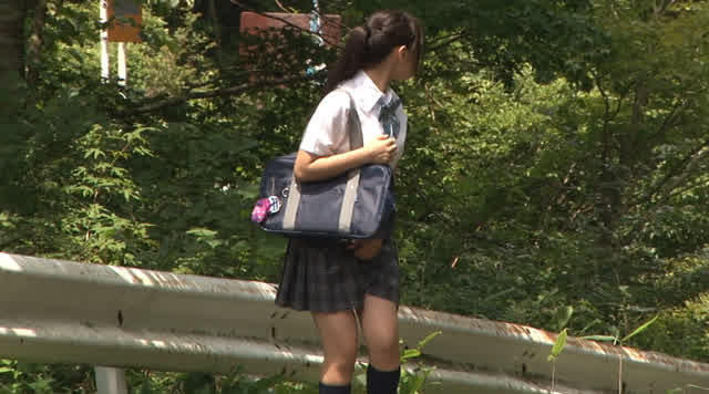 下校中、家までおしっこが… 下校中に野ションする女子校生