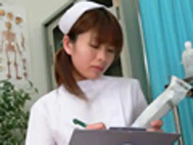 あろうことか医師のすぐ背… 尿意に翻弄されたナース