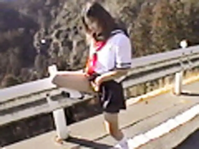 女の子2人がセーラー服姿… ビックリ！仰天野外聖水17