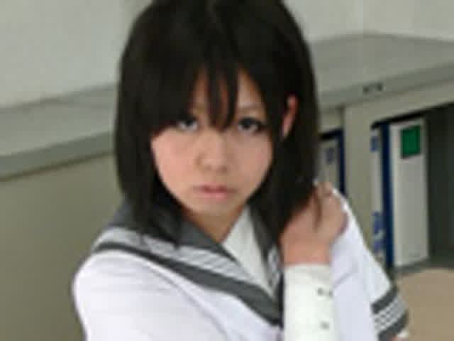 静かにたたずむ包帯姿の女… 尿を垂れ流す包帯少女