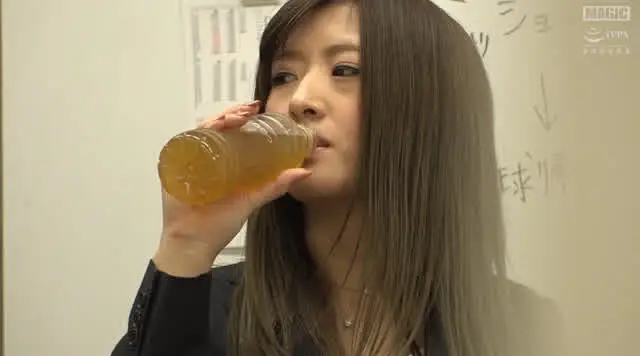 高飛車人妻OLに超強力利… プライドが高い人妻に利尿剤を飲ませたらお漏らし！
