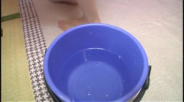 なんくせをつけ、嫁に浣腸… 義母に大浣腸され強制大排出された嫁