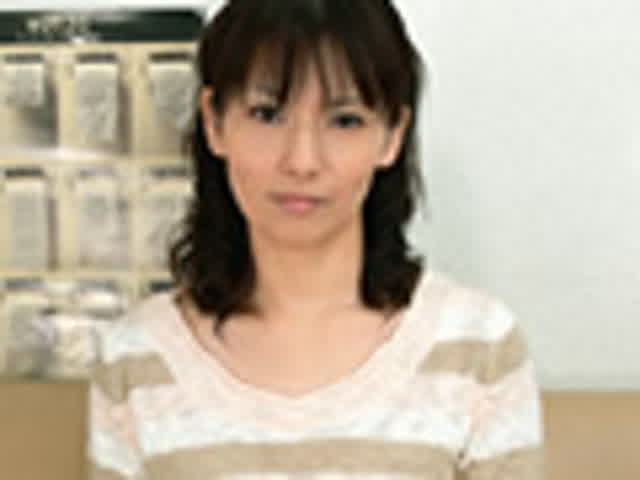 カメラを向けられてはにか… 団地妻の恥ずかしい放物線