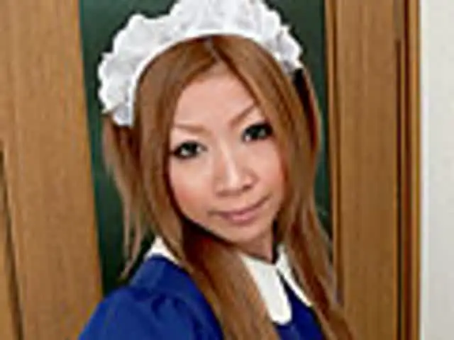 スレンダーなモデル体系の… 搾り出すメイドの小便