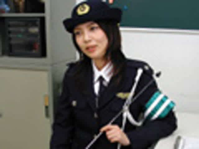 フェロモン振り撒く新山静… 美人婦警の悩殺おしっこ