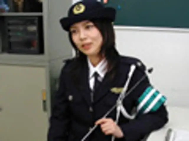 フェロモン振り撒く新山静… 美人婦警の悩殺おしっこ