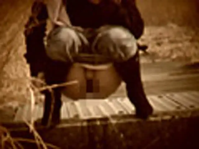 襲い掛かる尿意と便意には… 実録!!女友達の野グソ野しょん4