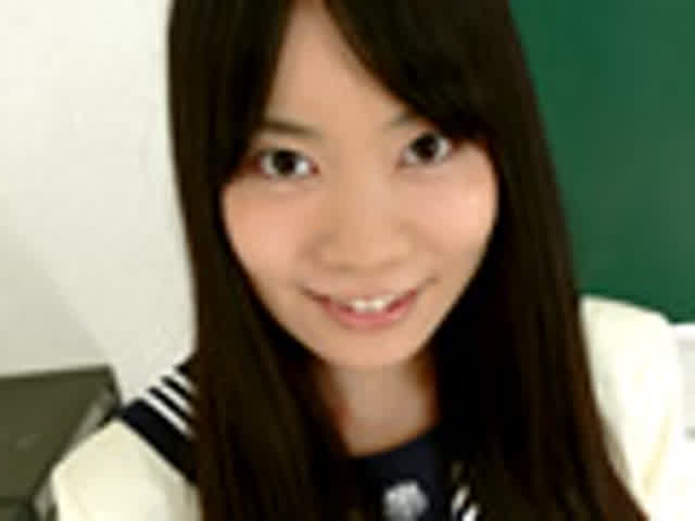 長い黒髪がなびく一見どこ… 委員長は処女でおもらし娘
