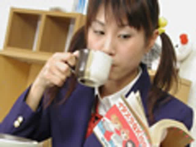 学校から帰ってくると、制… 女子校生の怠惰な放尿
