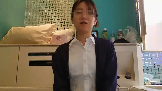 女性が一番見られたくない… 下品ながに股ポーズでうんちとおならをする素人アルバム