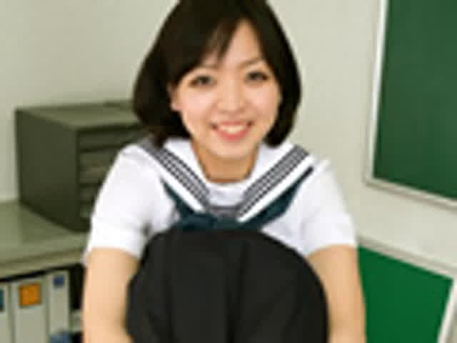 セーラー服姿に身を包んだ… 朗読おもらしと卓上放尿