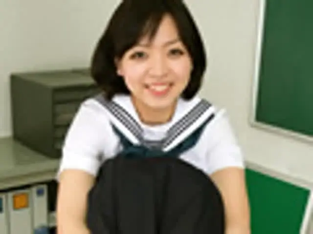 セーラー服姿に身を包んだ… 朗読おもらしと卓上放尿