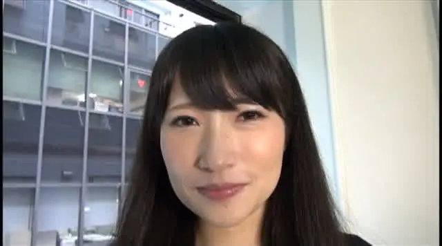 最近よく見かけるスマホの… 自撮り棒を持つ女