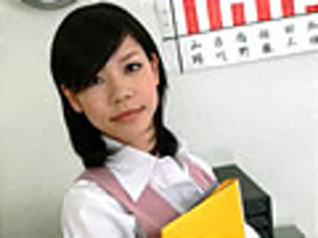 亜佐美ちゃんがOL姿で非… OLの濡れたお尻