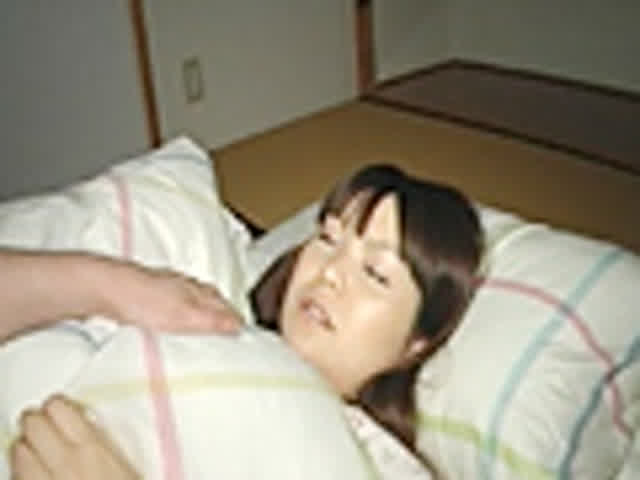 寝ている女の子に、そっと… 寝糞 新山みずほ