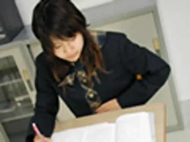 冬休み前。全国の学生さん… 尿道ユルユル女子校生