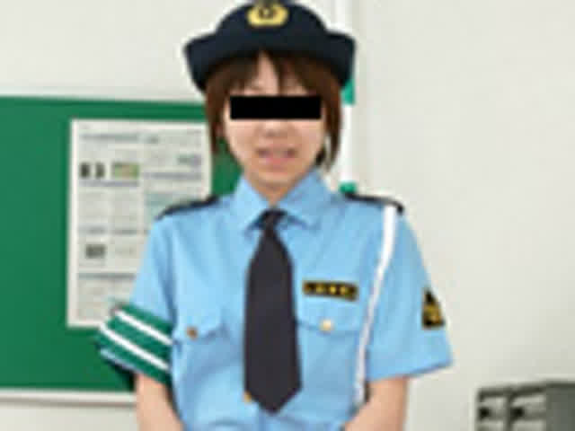 スレンダーで真面目そうな… 婦警が大胆小便噴射