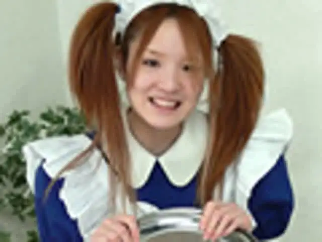 色白コギャルがメイド姿で… 色白メイド羞恥の放物線