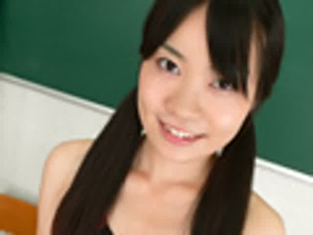 競泳水着を細身のカラダに… 黒髪少女のおしっこ