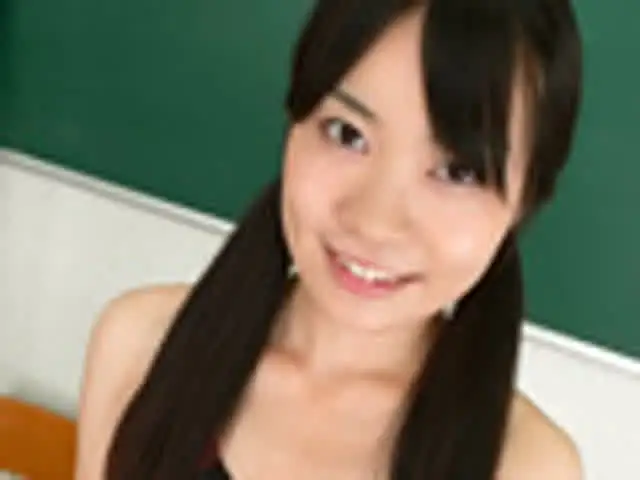 競泳水着を細身のカラダに… 黒髪少女のおしっこ