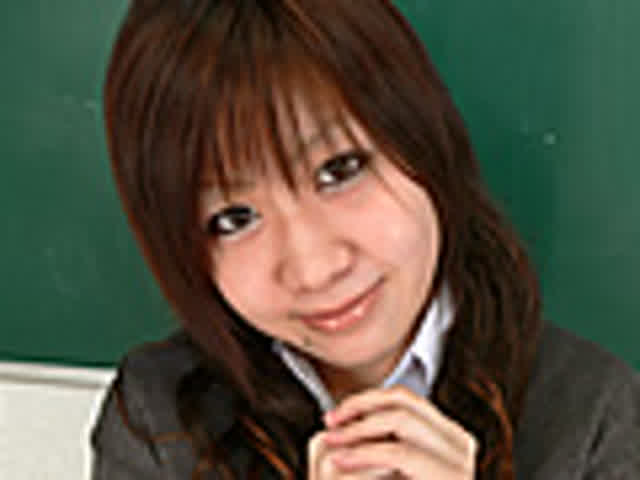 ぽてっとした豊満な脚とル… 18歳少女の赤面排尿