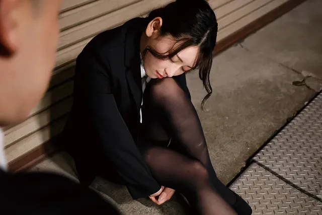 飲み会で飲みすぎた上司の… デカチン部下を誘惑する淫乱女上司 紗々原ゆり