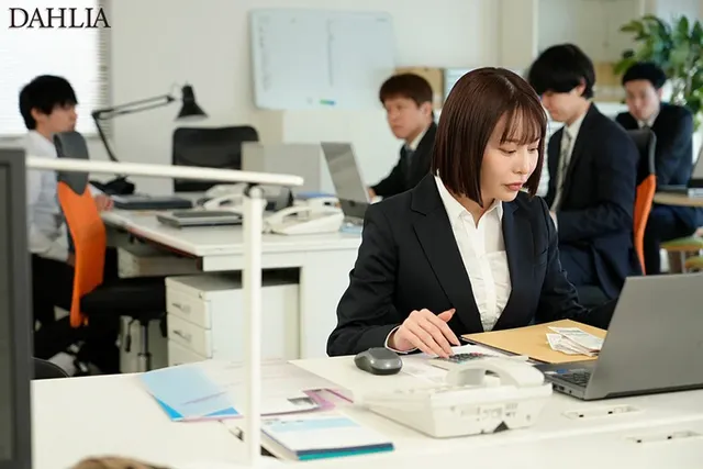 忙しい決算前一人残業中の… ガニ股失禁してイキ恥じさらした生意気OL 入田真綾