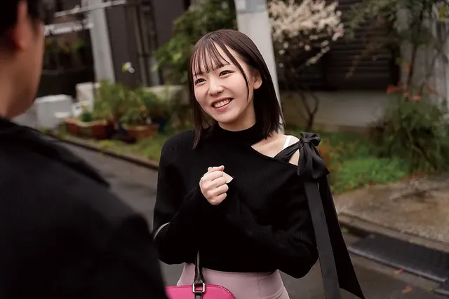 歩いていると懐かしい人に… 清楚だった同級生は淫乱女に変貌していた！ 西元めいさ